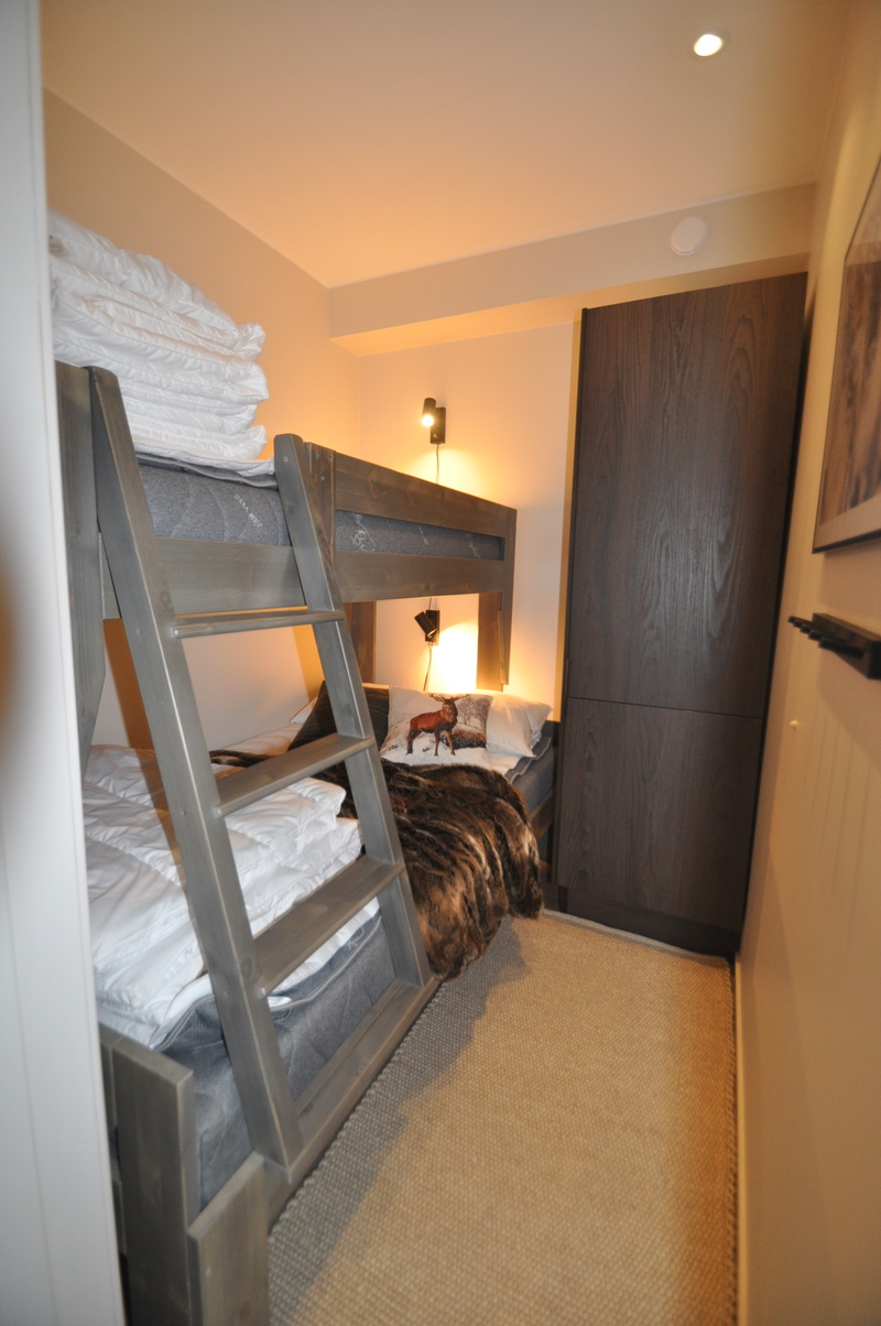 Sovrum 3 med 1 våningsäng med bredare underslaf för att utnyttjag extra bäddarna får man sova två i underslafen.